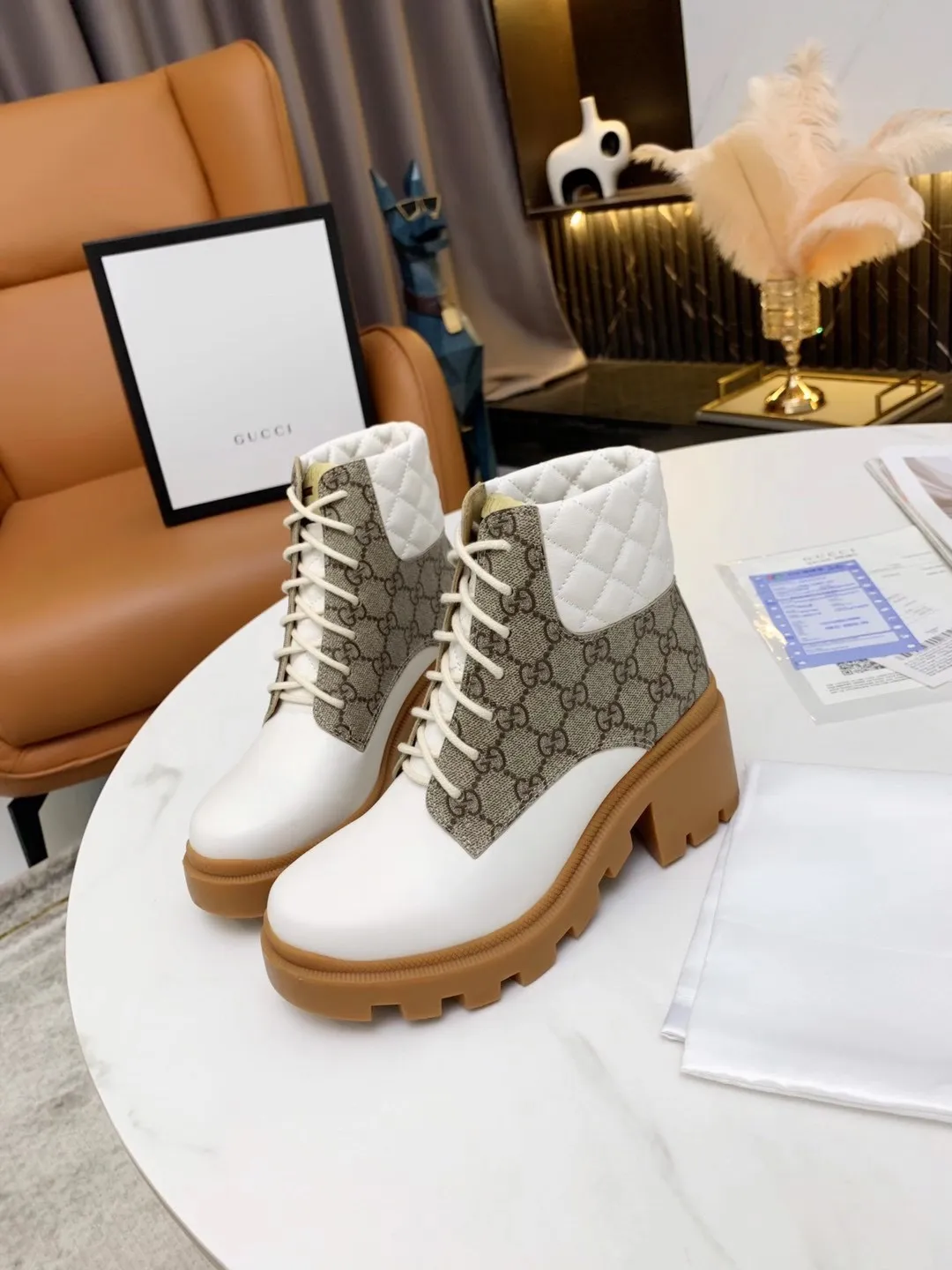 👟👟Ex-factory price 560👟👟 (Electric embroidery on the shoe collar ➕ Oil edge on the upper) The new version of Gucci GUCCI is on sale...🔥 It has a retro British style and is decorated with a LOGO cloth label on the front. Heel height: 6cm Fabric: Imported cowhide, open edge beads, lining/foot pads: upgraded cowhide 🐂 Color: black white open edge beads Code number: 34-40. 34 and 41 42 need to be customized Packaging: Comes with card and cloth bag.